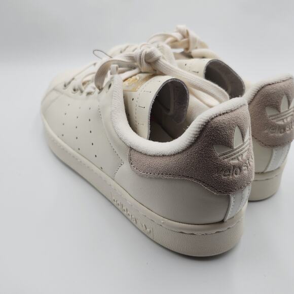 Mens Size 10 Adidas Sneakers Velostan Smith Perforated Low Top Beige JQ2322 main image 4